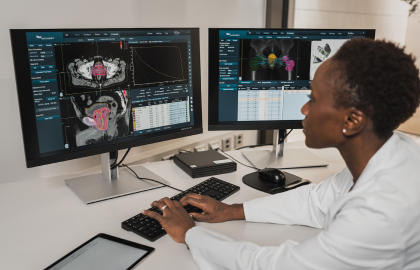 Läkare framför två datorskärmar som visar röntgenbilder