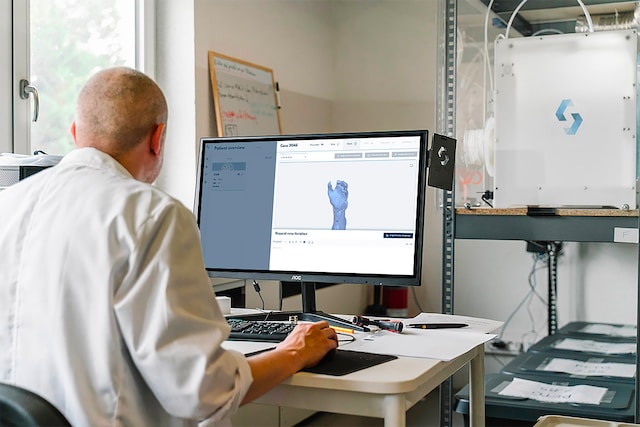 Läkare framför datorskärm som visar en skannad arm