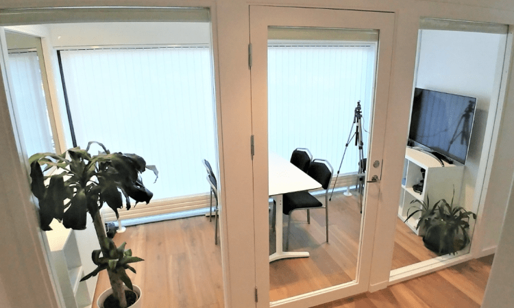 Usability lab with one screen, one desk and chairs